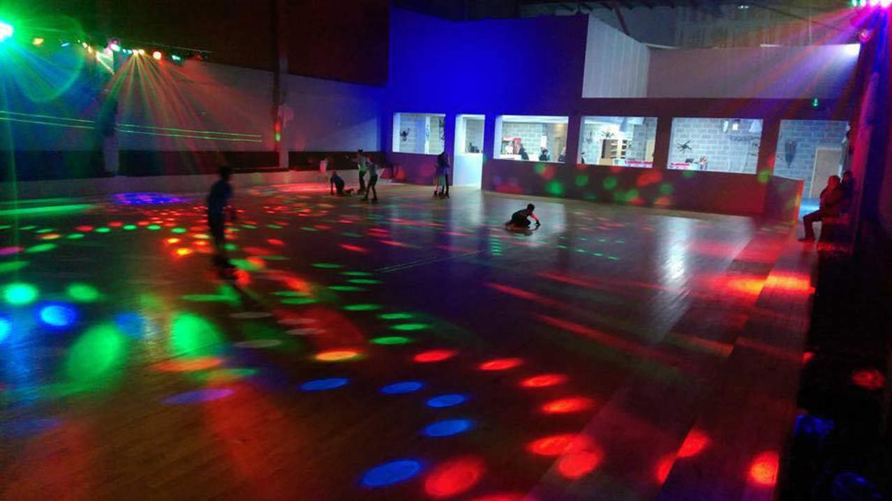 Kids rollerskating at Spin Roller Skating in Dublin