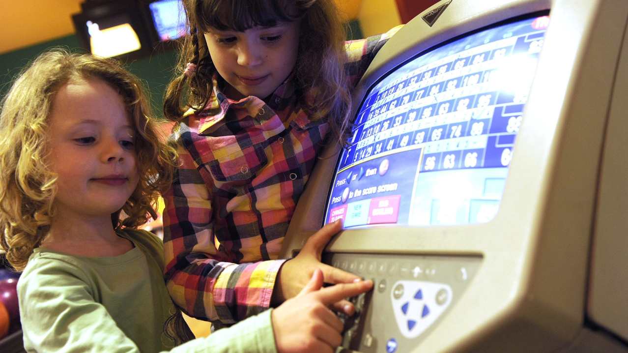 Kids touching score machine at Strikers at Fraserburgh Leisure Centre