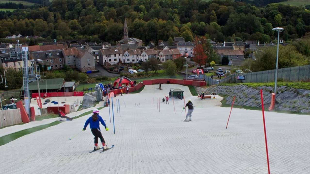 People skiing at Newmilns Snow and Sports Complex People skiing at Newmilns Snow and Sports Complex