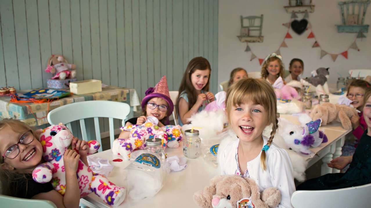 Mudpie Pottery Painting Creative Studio - Featured Image - 1 Mudpie Pottery Painting Creative Studio - Featured Image - 1