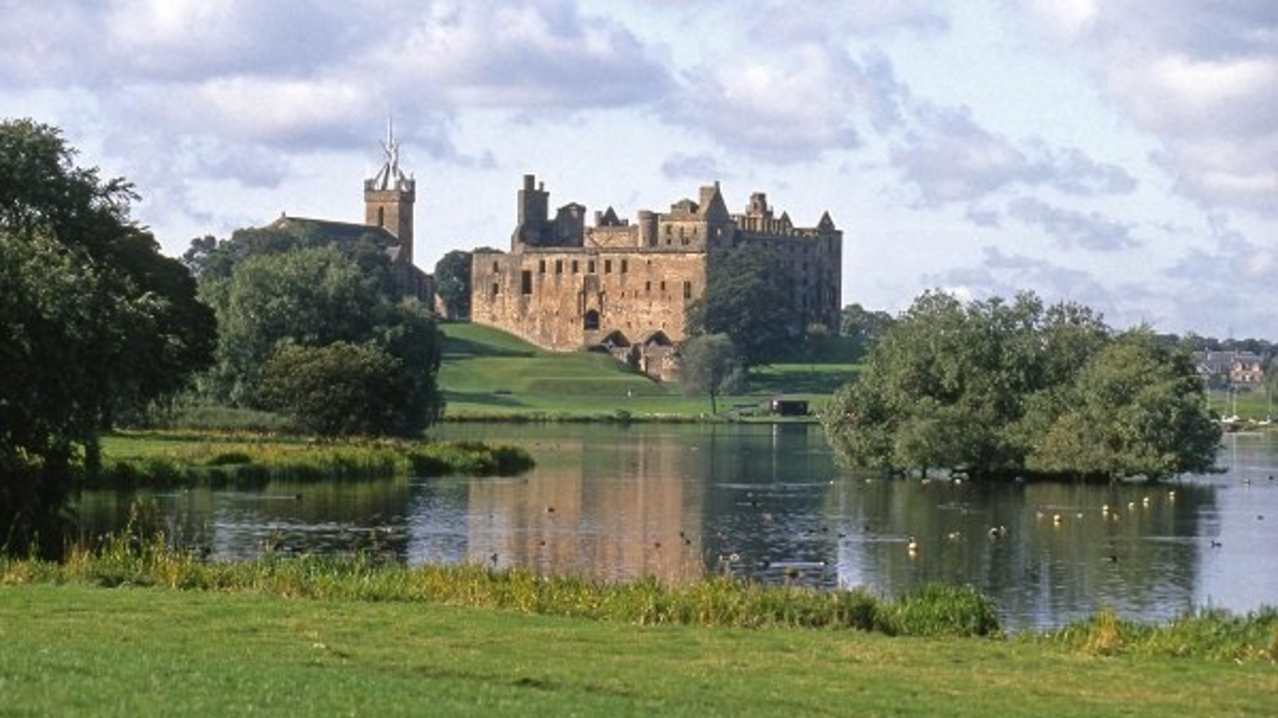 Outside view of Linlithgow Palace