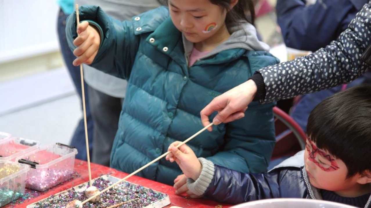 Kids making crafts at Leamington Spa Art Gallery Kids making crafts at Leamington Spa Art Gallery