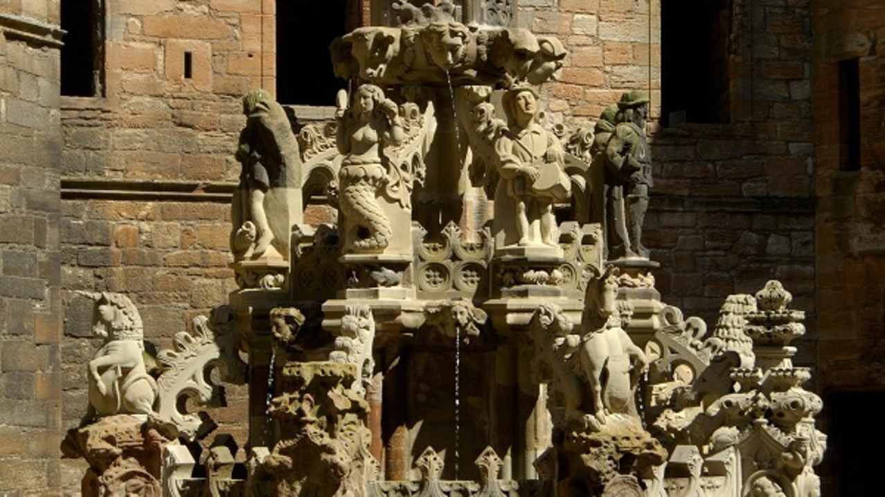 Courtyard fountain at Linlithgow Palace
