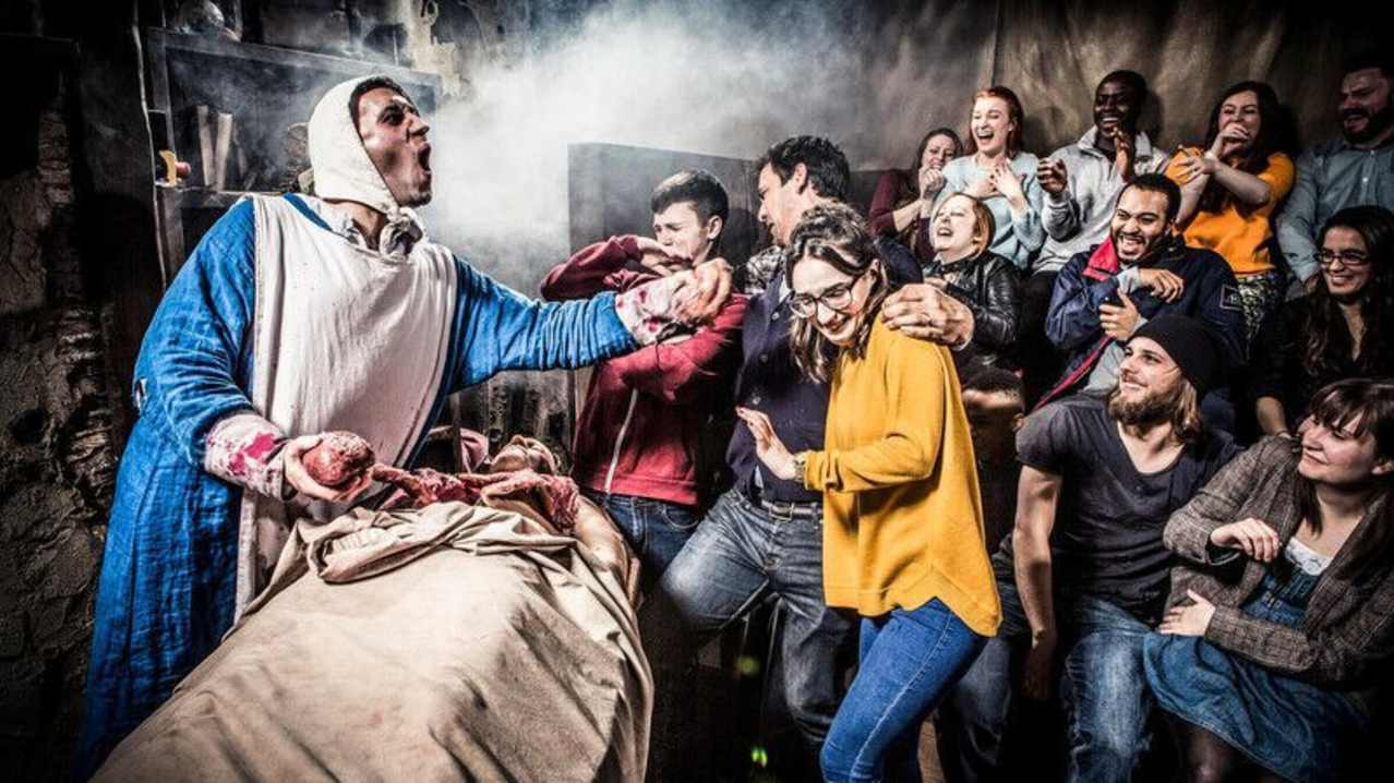 People on tour in The Edinburgh Dungeon