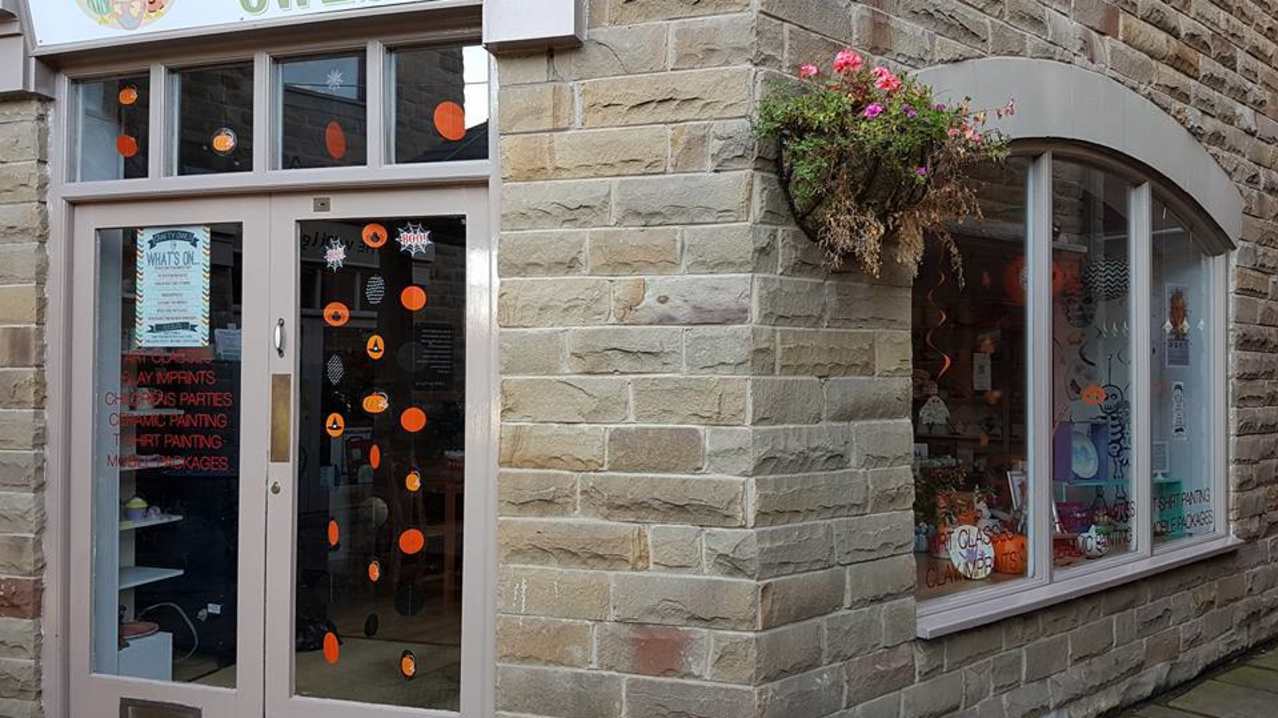 Entrance to Crafty Owls Pottery Cafe and Art Studio in Wakefield