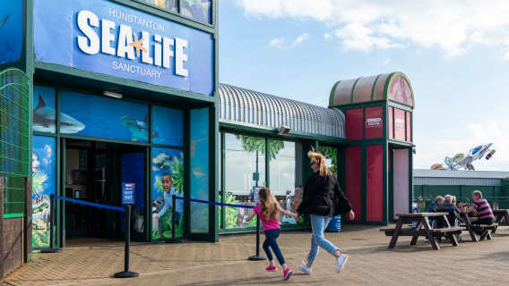girl and mum walking into sea life