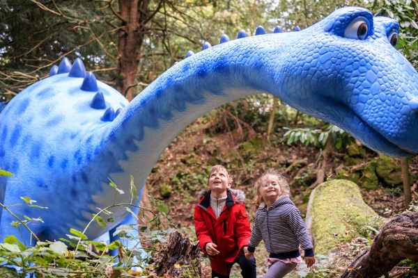 kids in awe meeting giant dinosaur kids in awe meeting giant dinosaur