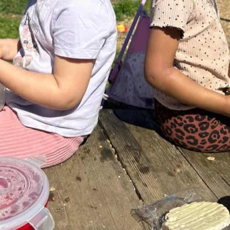 kids eating packed lunch