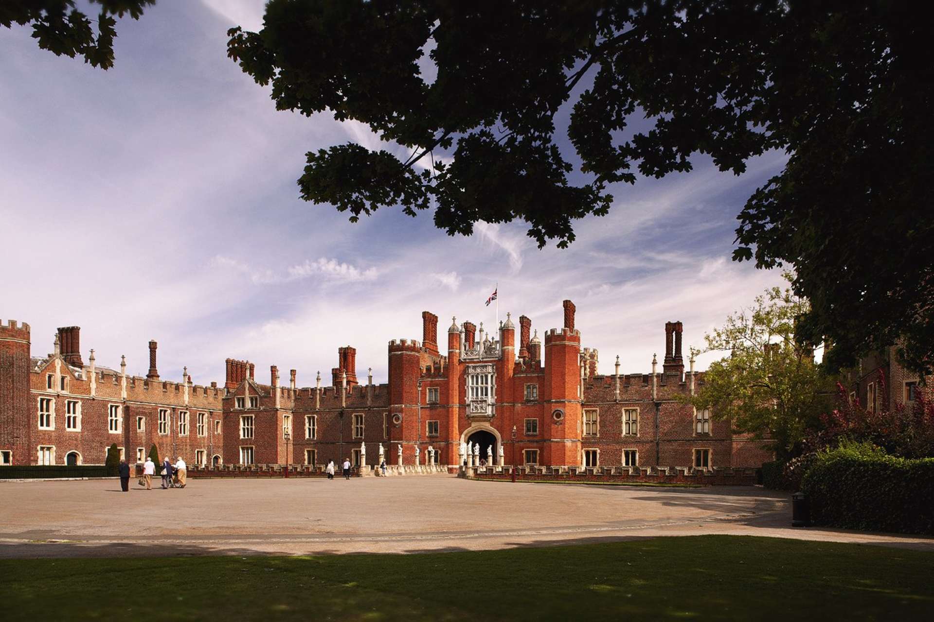 hampton court palace courtyard