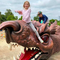 Mia and Oscar conquer the dragon