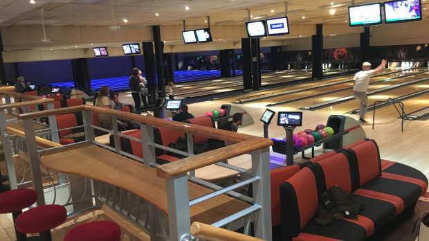 People bowling at Lincoln Bowl