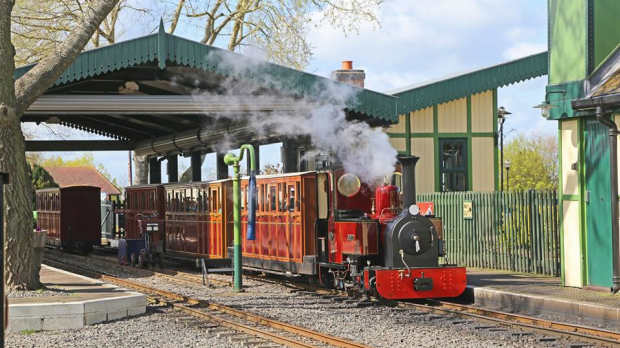 Train at Evesham Vale Light Railway