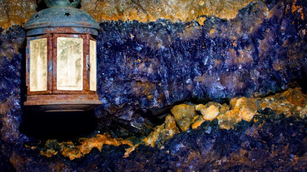 Cave wall in Treak Cliff Cavern in Castleton