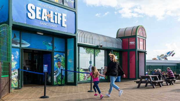 girl and mum walking into sea life