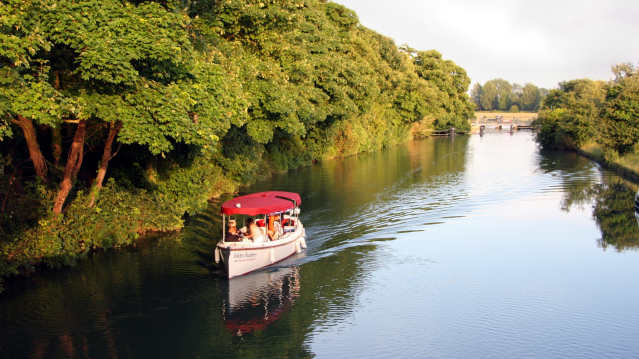 Boat from Thames with Oxford River Cruises