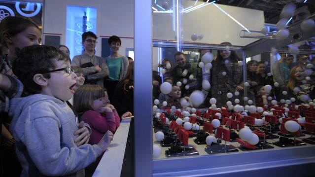 Kids looking at display at Glasgow Science Centre