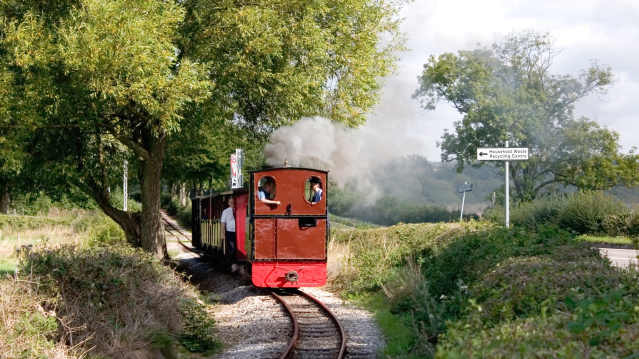 Train at Leighton Buzzard Railway