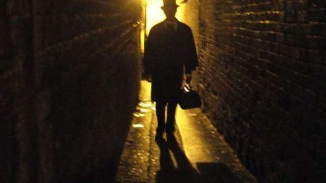 Man in alleyway at Oxford Ghost Trail 