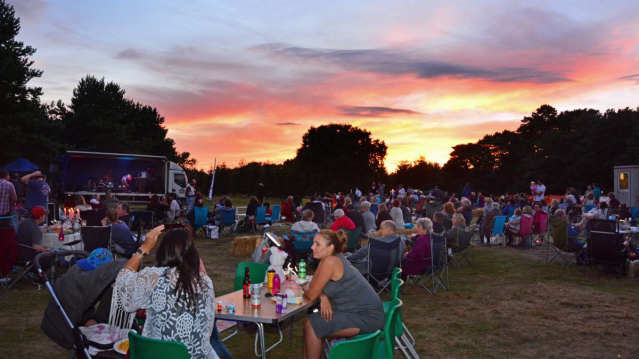 Families at Rushmere Country Park in Heath and Reach