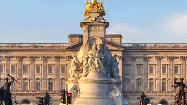 front view of Buckingham Palace
