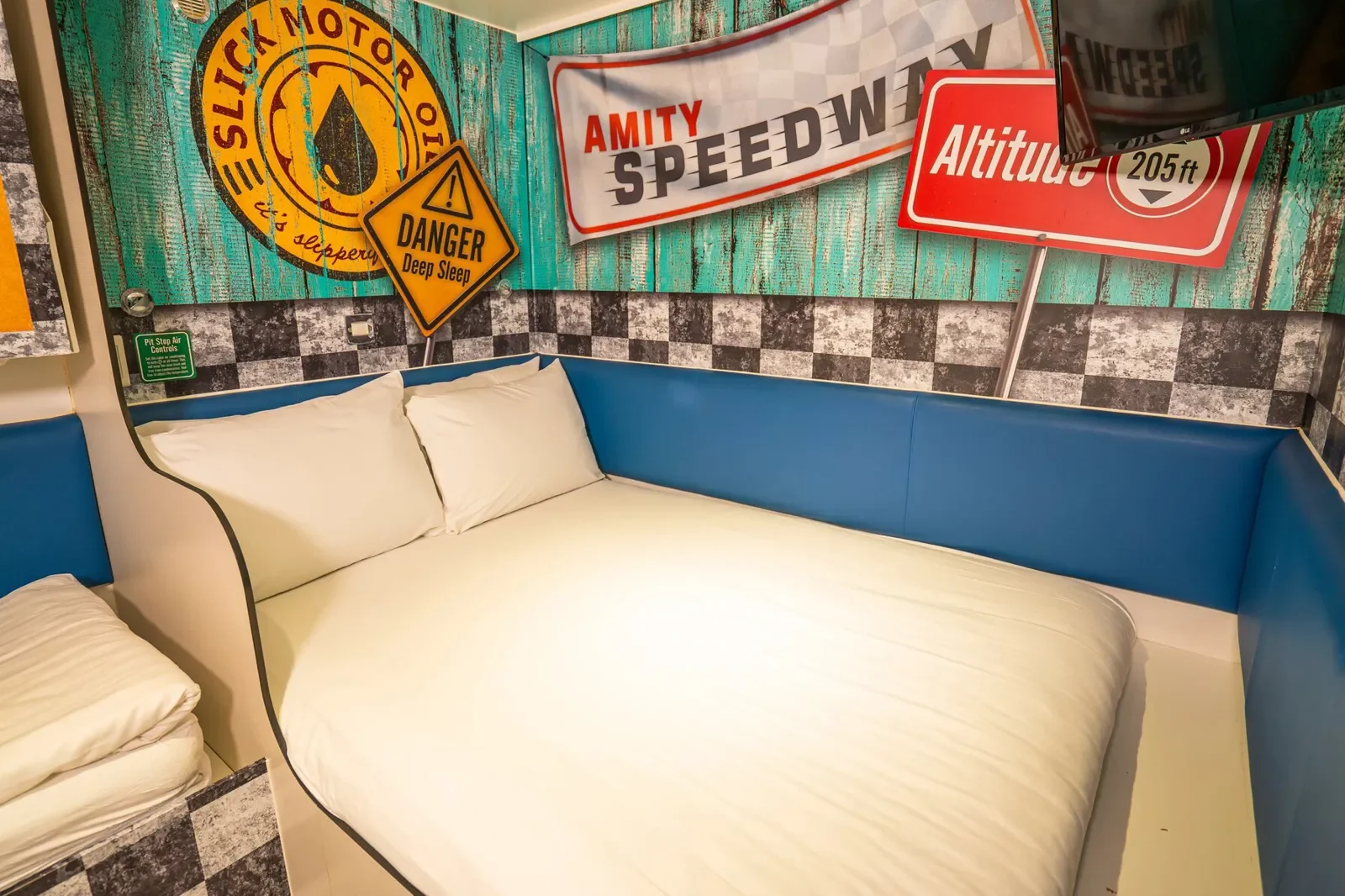 Retro 60s Amity Cove Styling